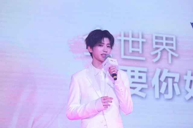 蔡徐坤成为首席好看官，但好看在哪儿，粉丝现场都炸了