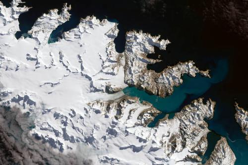 NASA拍摄南极冰川卫星图像：冰雪纯净 海水深邃