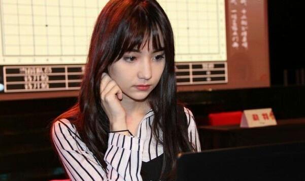黑嘉嘉是天赋异禀的围棋少女,年仅22岁就登上台湾女子最高段位,投入职