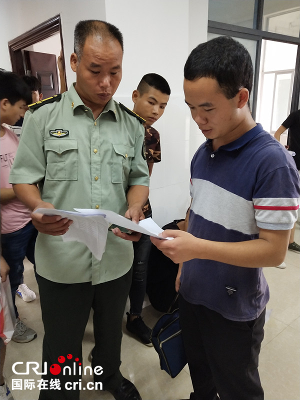 来宾兴宾区征兵体检站迎来首位公务员