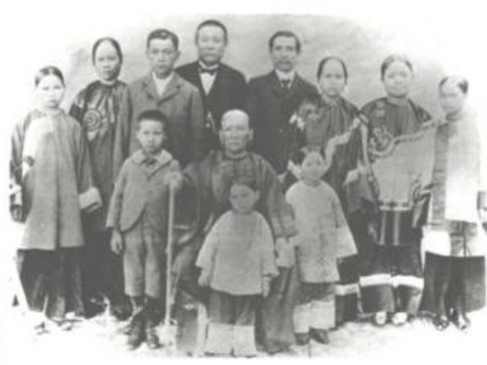 1901年孙中山与家人在檀香山合影，中坐者为母亲杨氏。