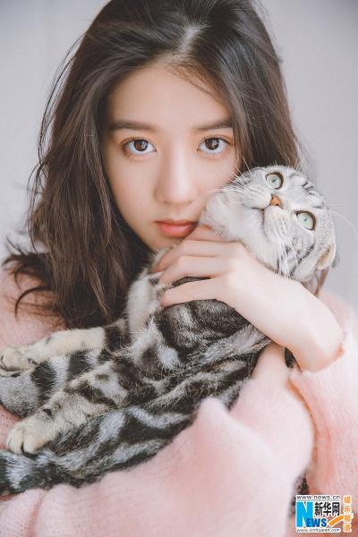 90后女星李凯馨暖春大片 演绎"猫系少女"俏皮感