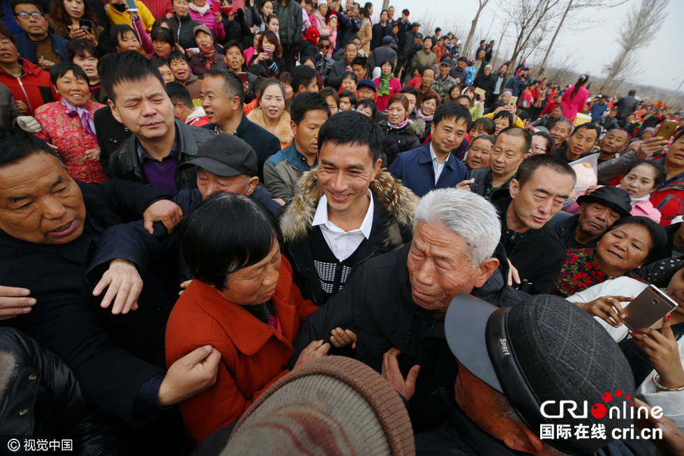 远离故土54年老兵王琪回乡上坟祭祖组图