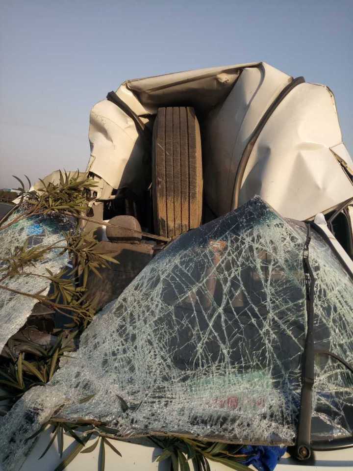 飞来横祸!男子高速驾车遭天降轮胎(组图)