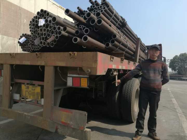 飞来横祸!男子高速驾车遭天降轮胎(组图)