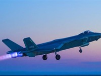 空军首支歼－20部队开展多型新机编队协同战术训练