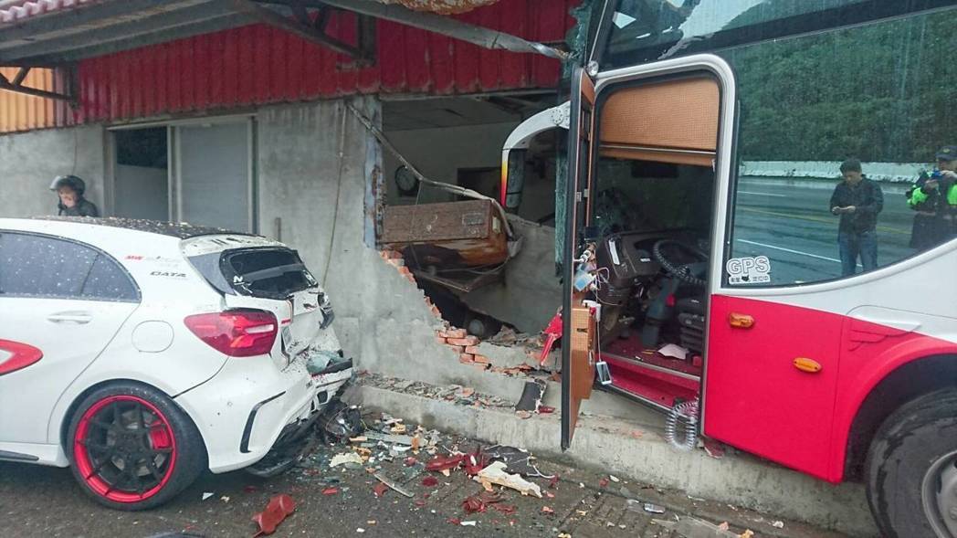 又出狀況！台灣滿載陸客遊覽車出車禍 衝撞路邊民宅