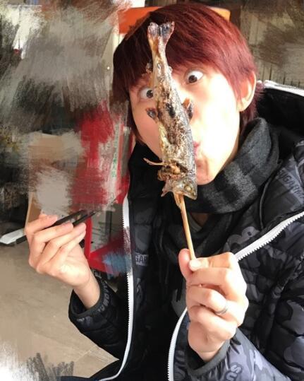 蔡少芬吃烤鱼表情太搞怪