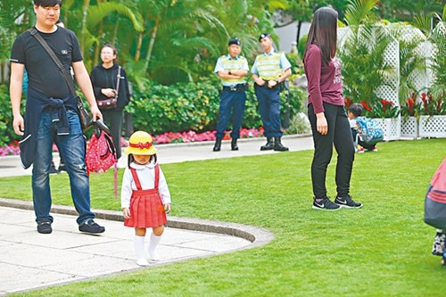 香港禮賓府開放日 小朋友想與特首梁振英握手