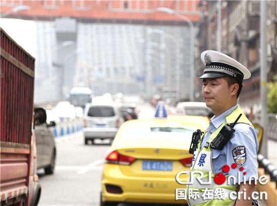 【CRI专稿 列表】重庆媒体记者同渝中民警一起迎战高“烤”