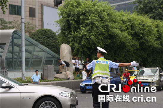 【CRI專稿 列表】重慶媒體記者同渝中民警一起迎戰高“烤”