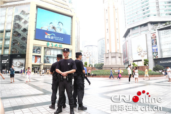 【CRI专稿 列表】重庆媒体记者同渝中民警一起迎战高“烤”