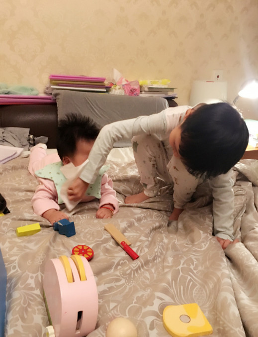 姚晨儿子为妹妹擦口水 小哥哥超体贴_娱乐_腾讯网