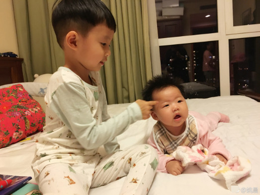 姚晨儿子为妹妹擦口水 小哥哥超体贴_娱乐_腾讯网