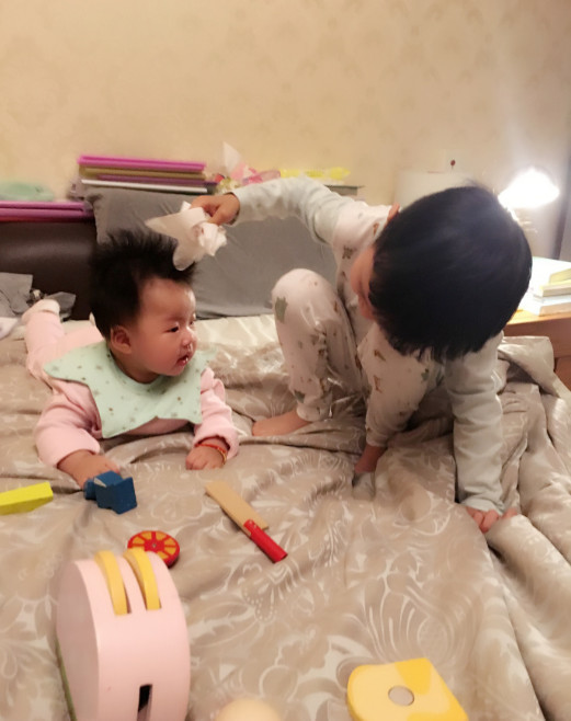姚晨儿子为妹妹擦口水 小哥哥超体贴_娱乐_腾讯网