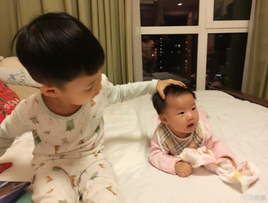 姚晨儿子为妹妹擦口水 小哥哥超体贴_娱乐_腾讯网