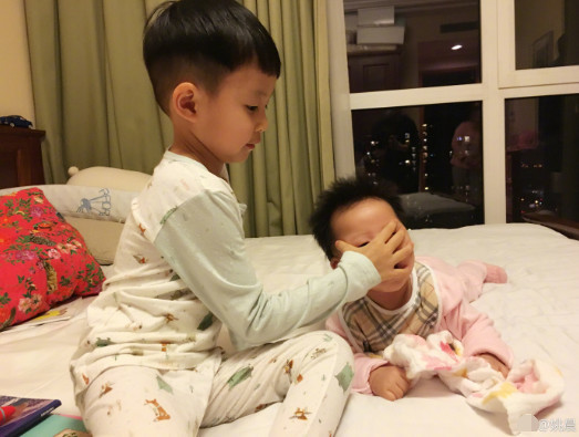 姚晨儿子为妹妹擦口水 小哥哥超体贴_娱乐_腾讯网
