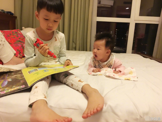 姚晨儿子为妹妹擦口水 小哥哥超体贴_娱乐_腾讯网