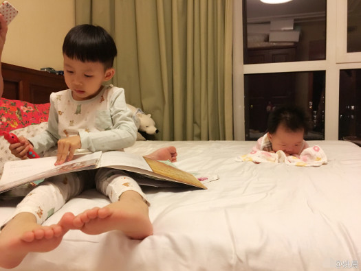 姚晨儿子为妹妹擦口水 小哥哥超体贴_娱乐_腾讯网