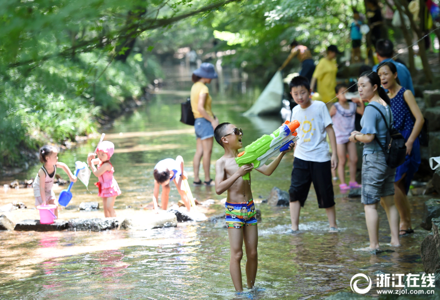 摄)7月26日,杭州又闷又热,最高气温达38℃,许多游客带着孩子来到九溪