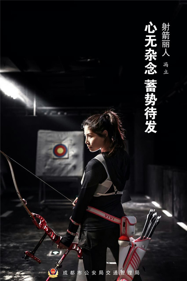 “女神节”成都警花双面写真走红(组图) - 国际在线移动版