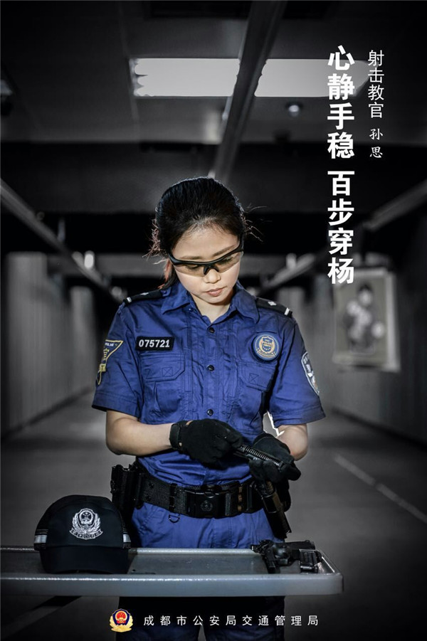 “女神节”成都警花双面写真走红(组图) - 国际在线移动版
