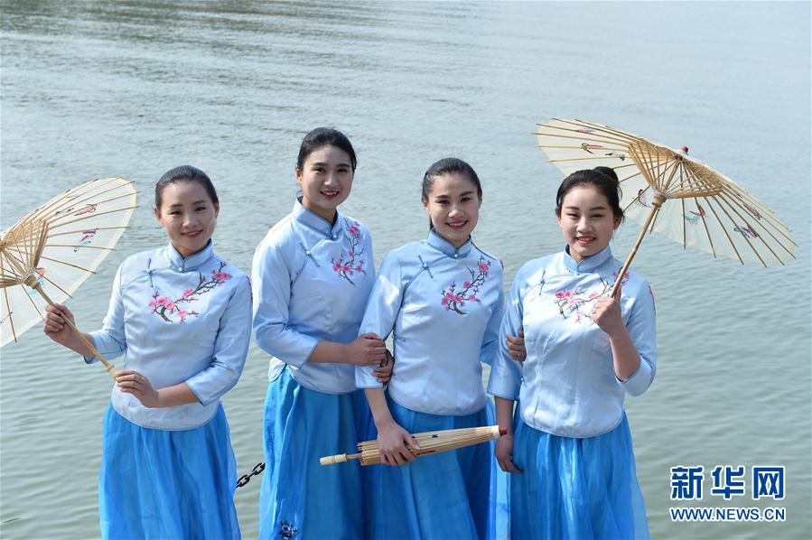 水乡“服饰秀” 喜迎三八妇女节