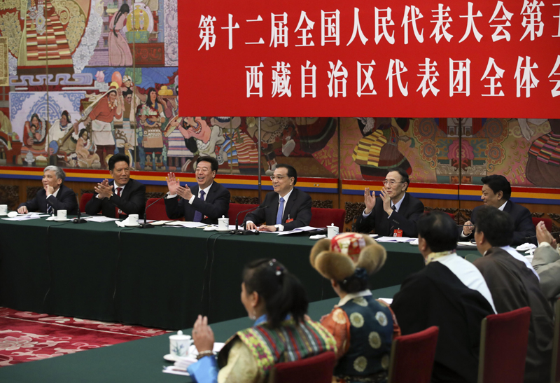 李克强在西藏代表团：民族团结要像糌粑和糍粑那样捏成团、聚成团、抱成团