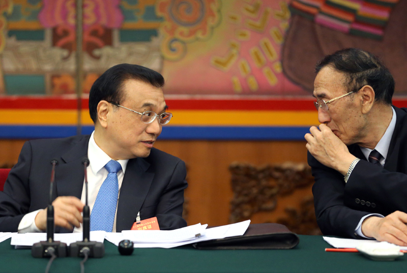 李克强在西藏代表团：民族团结要像糌粑和糍粑那样捏成团、聚成团、抱成团