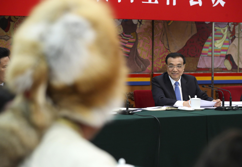 李克强在西藏代表团：民族团结要像糌粑和糍粑那样捏成团、聚成团、抱成团