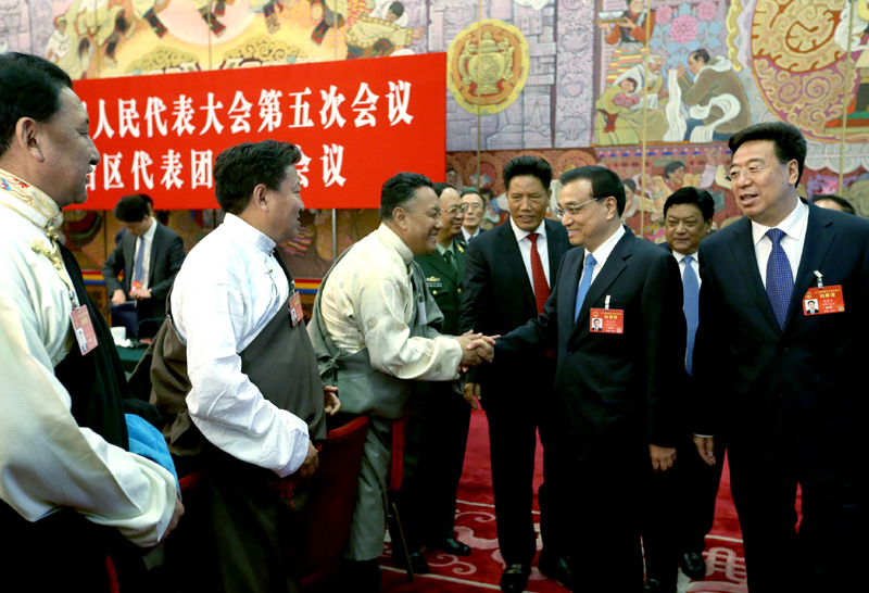 李克强在西藏代表团：民族团结要像糌粑和糍粑那样捏成团、聚成团、抱成团