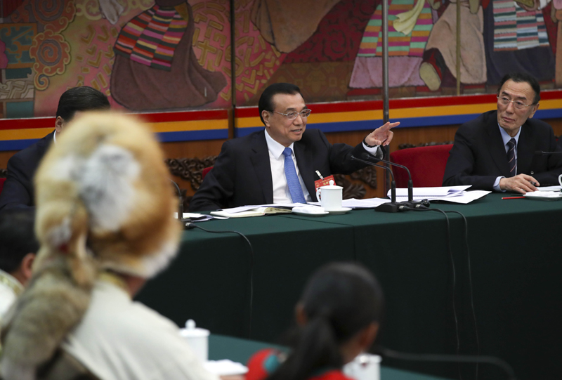 李克强在西藏代表团：民族团结要像糌粑和糍粑那样捏成团、聚成团、抱成团