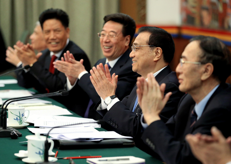 李克强在西藏代表团：民族团结要像糌粑和糍粑那样捏成团、聚成团、抱成团