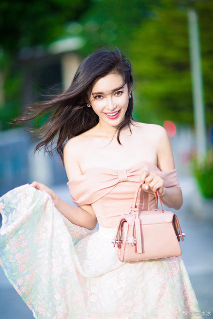 李冰冰女神节送祝福 回眸一笑百媚生_娱乐_腾讯网