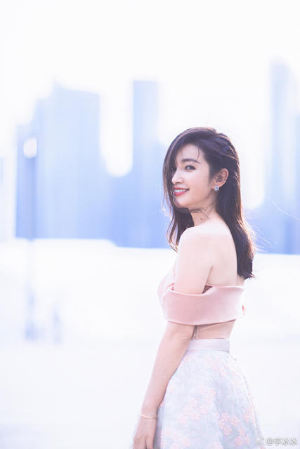 李冰冰女神节送祝福 回眸一笑百媚生_娱乐_腾讯网