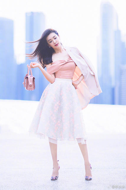 李冰冰女神节送祝福 回眸一笑百媚生_娱乐_腾讯网