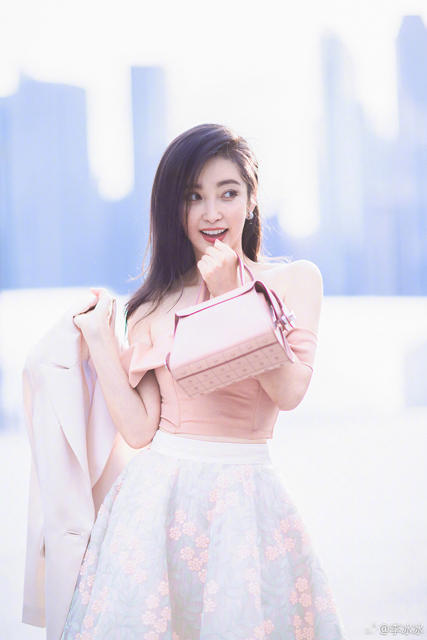 李冰冰女神节送祝福 回眸一笑百媚生_娱乐_腾讯网