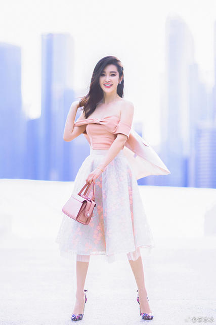 李冰冰女神节送祝福 回眸一笑百媚生_娱乐_腾讯网