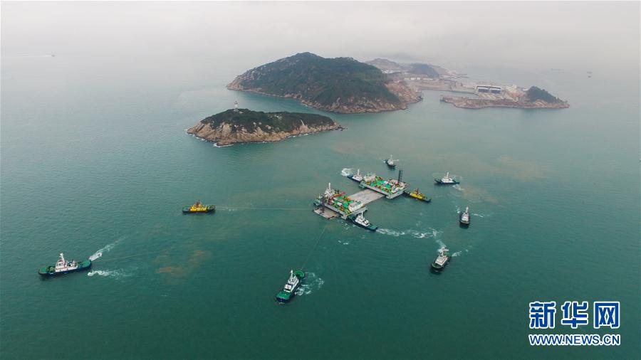 港珠澳大桥最后一节巨型沉管安装成功 距最终合龙仅12米