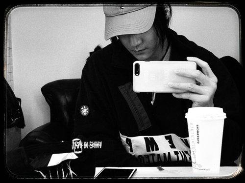 惊！蒋劲夫被路人买单 网友调侃“肯定你迷妹”（图）