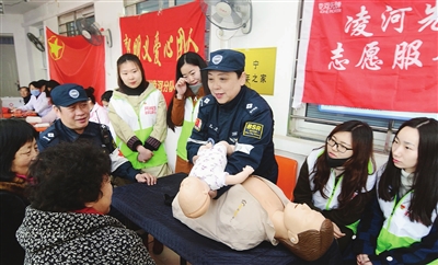 锦州蓝天救援队大雨中救助走失老人