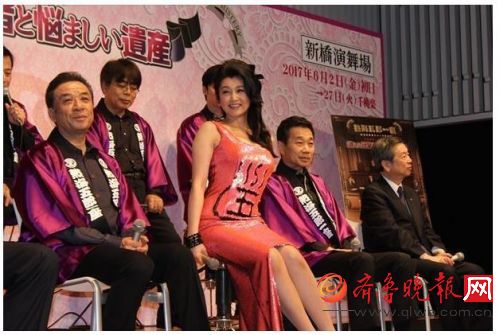 46岁藤原纪香撞脸谢大脚 粉色长裙大秀性感身材