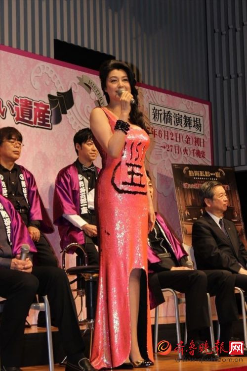 46岁藤原纪香撞脸谢大脚 粉色长裙大秀性感身材