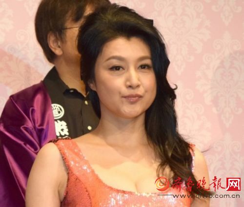 46岁藤原纪香撞脸谢大脚 粉色长裙大秀性感身材