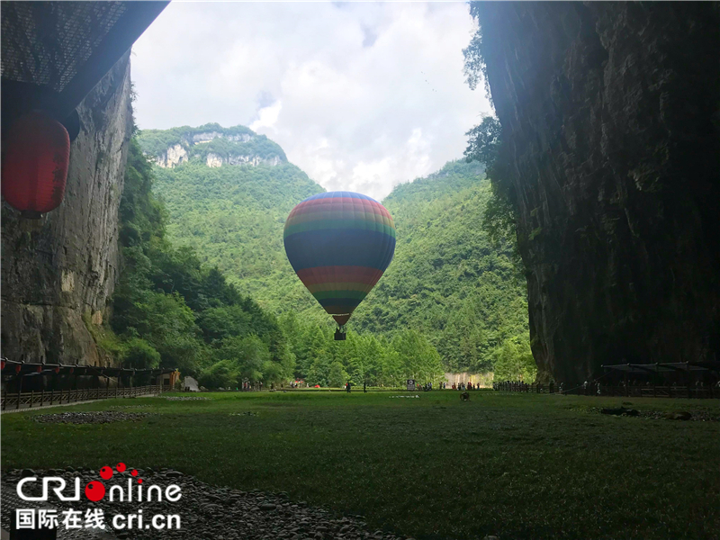 畫家空降涼城利川 共繪鄂西林海美景