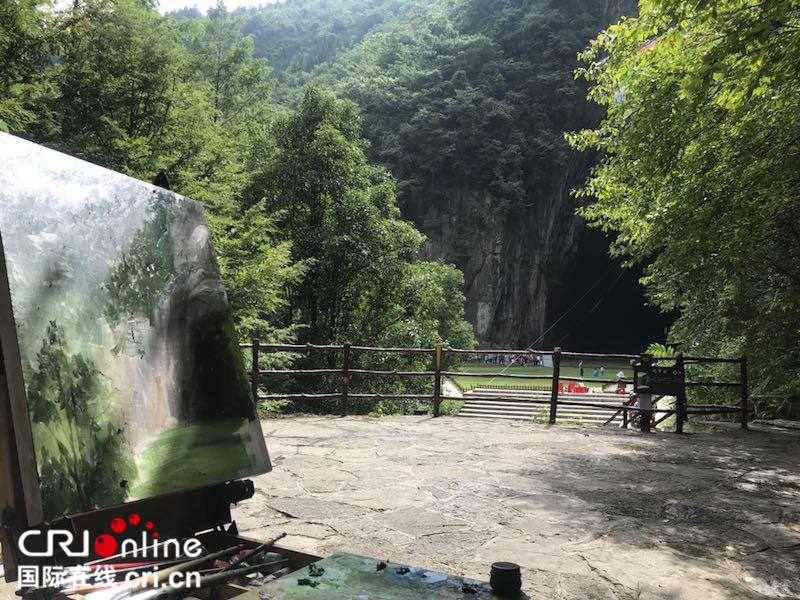 畫家空降涼城利川 共繪鄂西林海美景