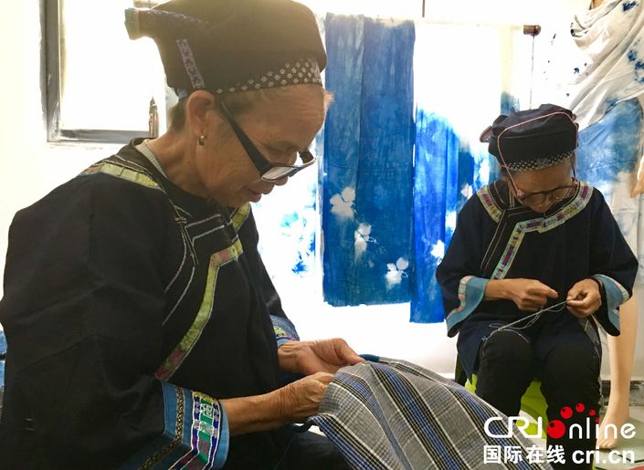 貴州:“針尖有愛”  讓搬遷繡娘“遇見幸福”