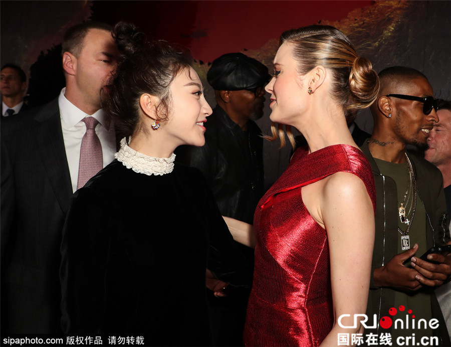 景甜红毯忙签名与16年奥斯卡影后布丽·拉尔森热聊玩自拍