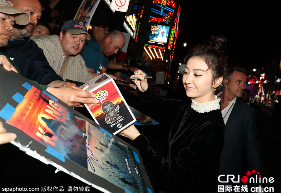 景甜红毯忙签名与16年奥斯卡影后布丽·拉尔森热聊玩自拍