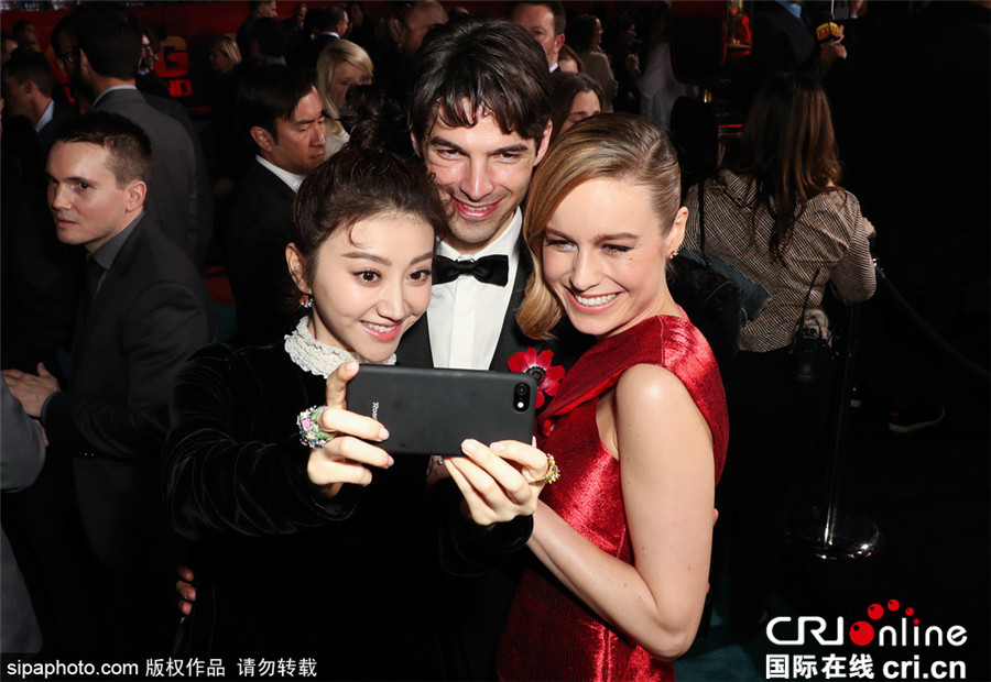 景甜红毯忙签名与16年奥斯卡影后布丽·拉尔森热聊玩自拍